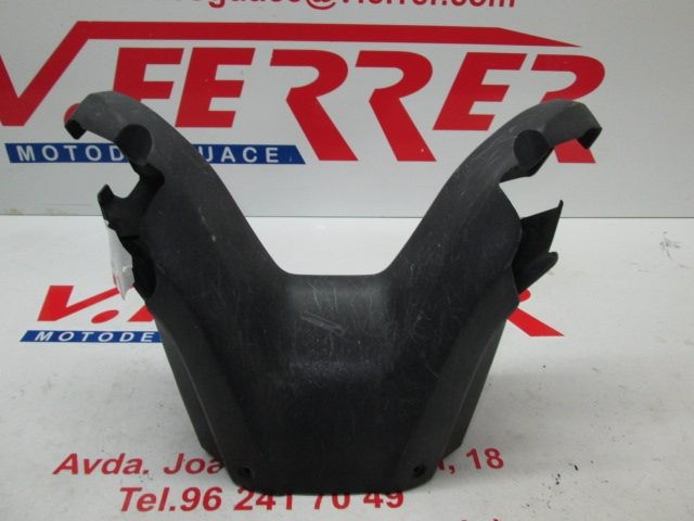 TAPA MANILLAR (RALLADA) de repuesto de una moto SUZUKI BURGMAN 150 2003