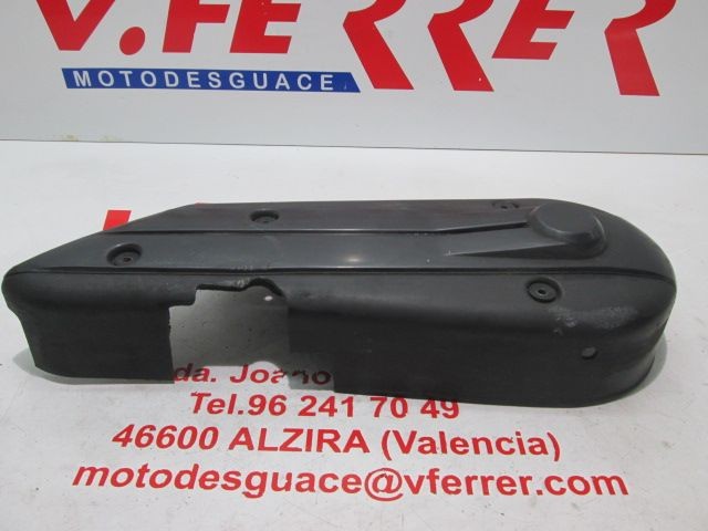 TAPA EMBELLECEDORA TRANSMISION de repuesto de una moto SUZUKI BURGMAN 650 2003.