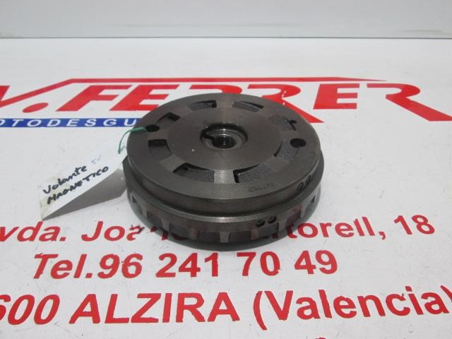 VOLANTE MAGNETICO de repuesto de una moto SUZUKI BURGMAN 650 2003.