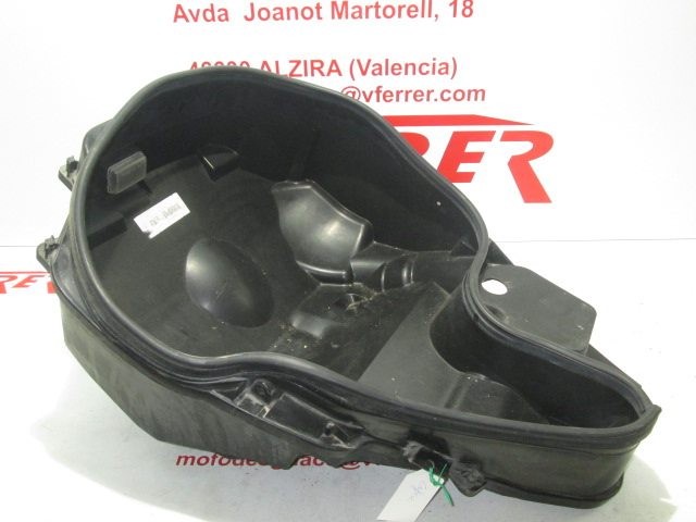 COFRE de repuesto de una moto SUZUKI BURGMAN 150 UH 150 2003