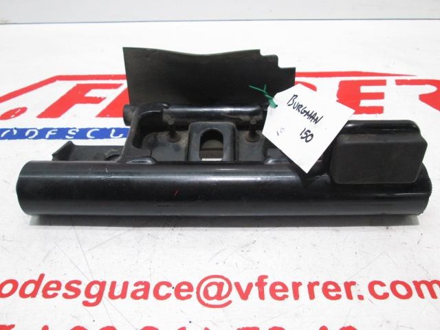 SOPORTE MOTOR de repuesto de una moto SUZUKI BURGMAN 150 2003