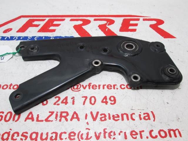 SOPORTE ESCAPE RUEDA TRASERA de repuesto de una moto SUZUKI BURGMAN 125 2005