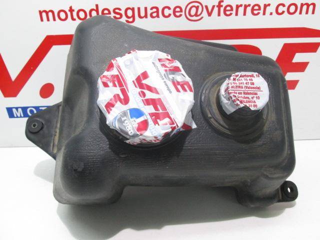 Deposito gasolina de repuesto de una moto Suzuki Burgman 200 en color blanco del año 2009