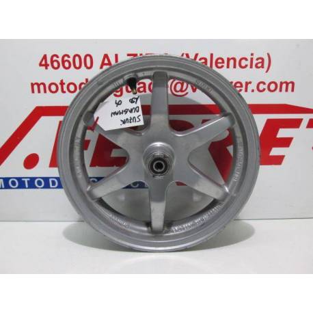 Llanta delantera de repuesto de una moto una Suzuki Burgman 150 azul del año 2004