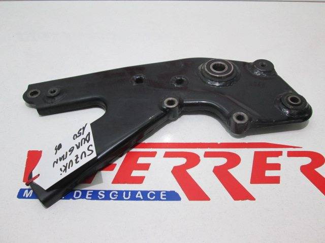 Soporte escape rueda trasera de repuesto de una moto una Suzuki Burgman 150 azul del año 2004