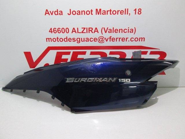 Tapa lateral trasera izquierda de repuesto de una moto una Suzuki Burgman 150 azul del año 2004