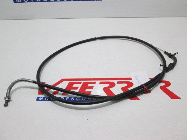 Cable acelerador de repuesto de una moto Suzuki Burgman 150 azul del año 2002