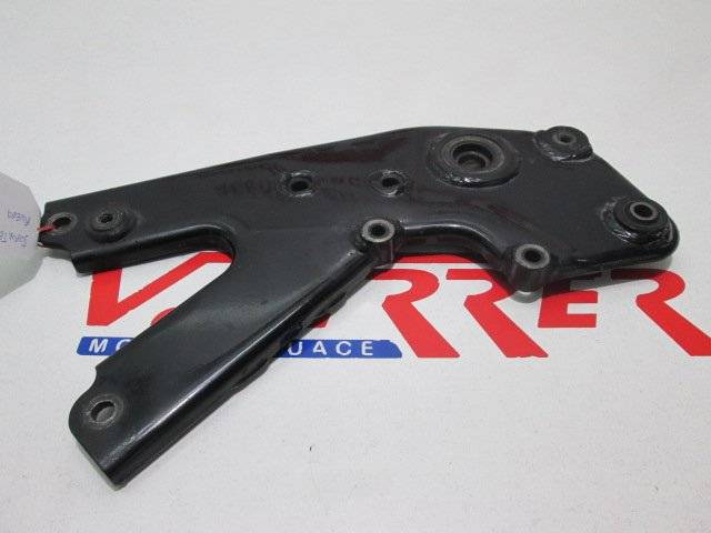 Soporte escape rueda trasera de repuesto de una moto Suzuki Burgman 150 azul del año 2002