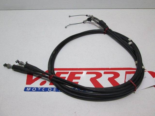 Cables acelerador de repuesto de una moto Suzuki Burgman 125 del año 2008