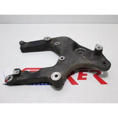 Soporte escape rueda trasera de repuesto de una moto Suzuki Burgman 125 del año 2008