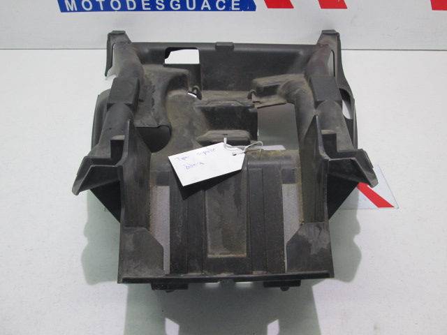 TAPA SOPORTE BATERIA Burgman 650 2003